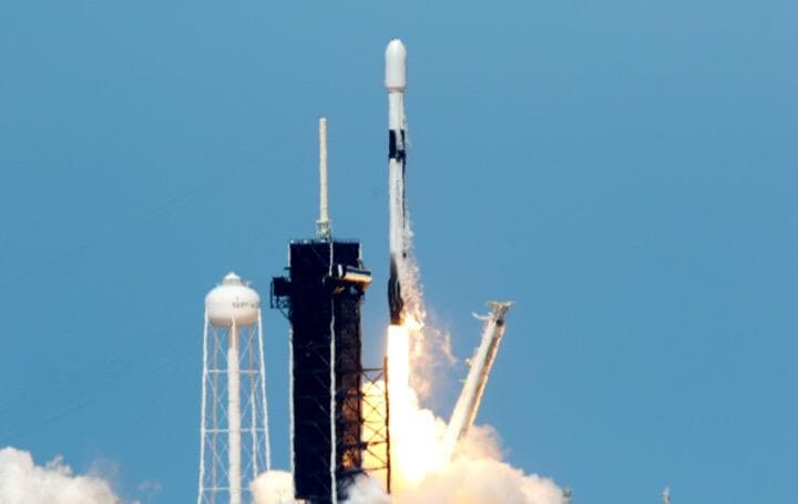 スペースXファルコン9による衛星打ち上げ