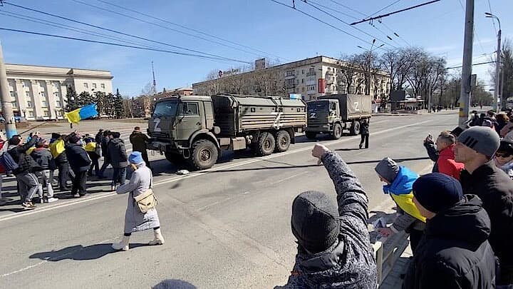 ウクライナ南部ヘルソン州でロシア軍に抗議する市民