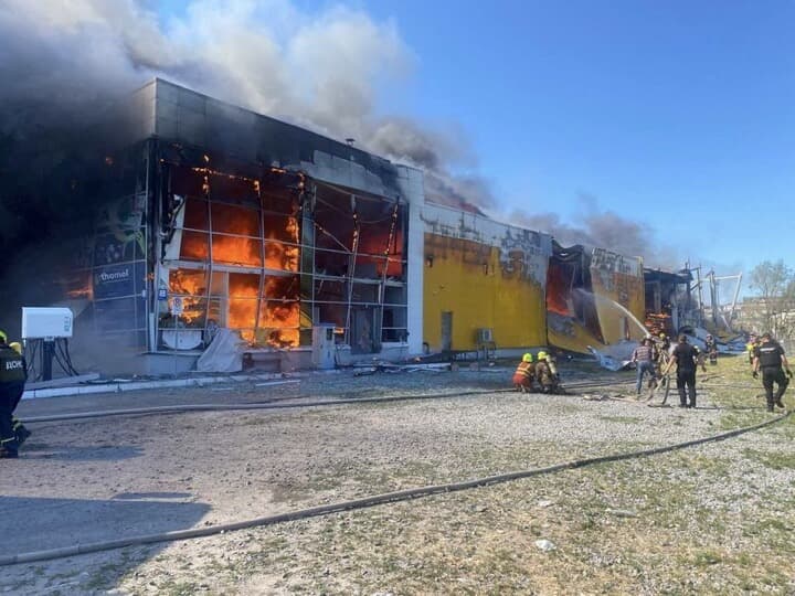 炎上するウクライナ中部クレメンチュクのショッピングセンター