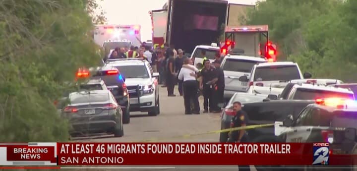 移民とみられる46人の遺体が見つかったトレーラーと警察の捜査車両