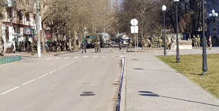 ウクライナ南部ヘルソン地域の道路を封鎖するロシア軍