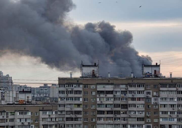 ウクライナの首都キーウでミサイル攻撃を受け立ち上る煙
