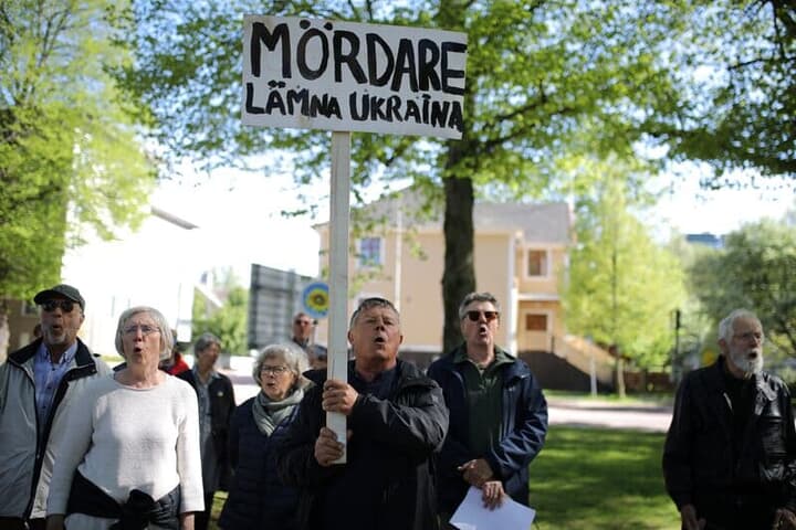 ロシア領事館前でウクライナ侵攻に抗議する人々