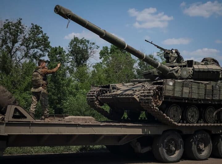 戦車とウクライナ兵
