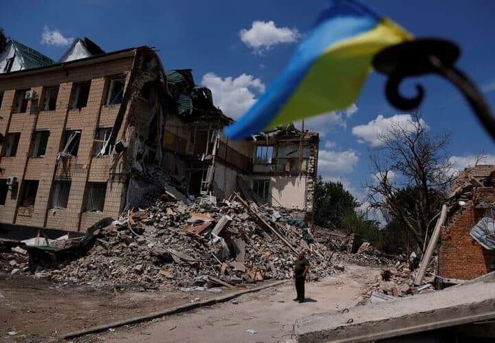 破壊された建物とウクライナ国旗