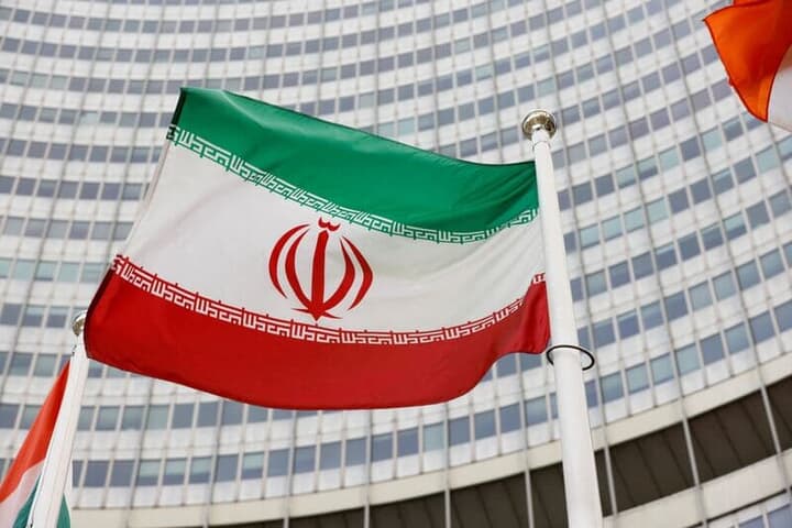 IAEA本部前に掲げられたイランの国旗