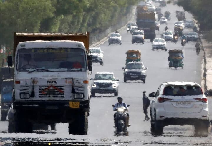 熱波で陽炎が立つインドの路面