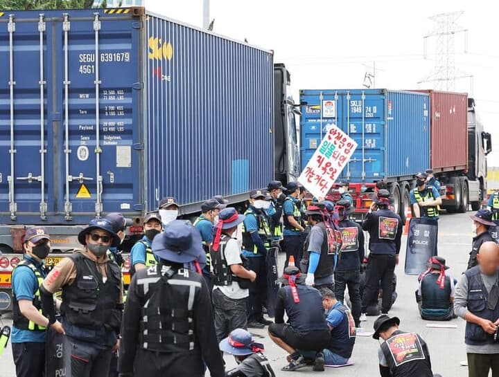 ストライキをする韓国のトラック運転手たち