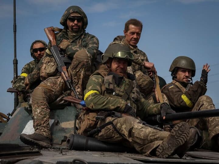 ドネツク地域で戦車に乗るウクライナ兵士