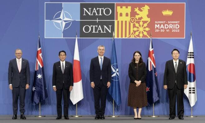 左からオーストリアのアルバニージー首相、日本の岸田首相、NATOのストルテンベルグ事務総長、ニュージーランドのアーダーン首相、韓国の尹錫悦大統領