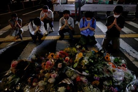 奈良市の近鉄大和西大寺駅付近の安倍晋三元首相が襲われた事件現場で祈る人々