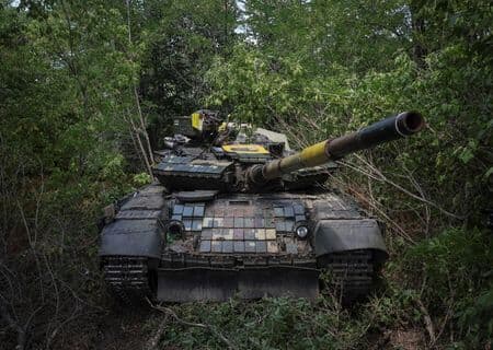 東部ドンバス地域を移動するウクライナ軍の戦車