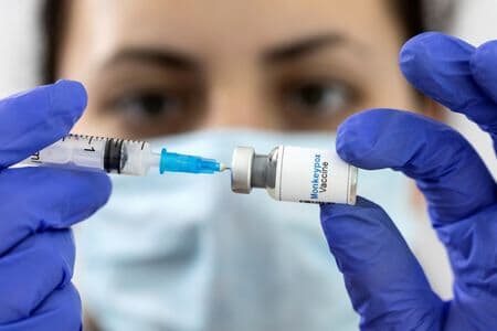 ワクチン接種の準備をする医療従事者