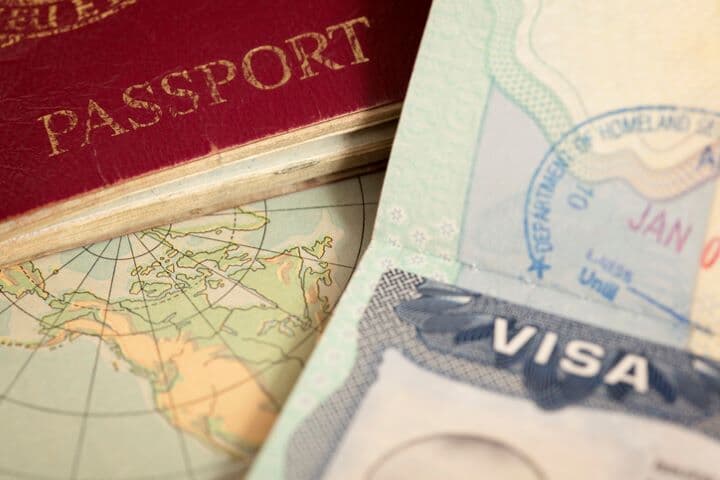 パスポートと地図