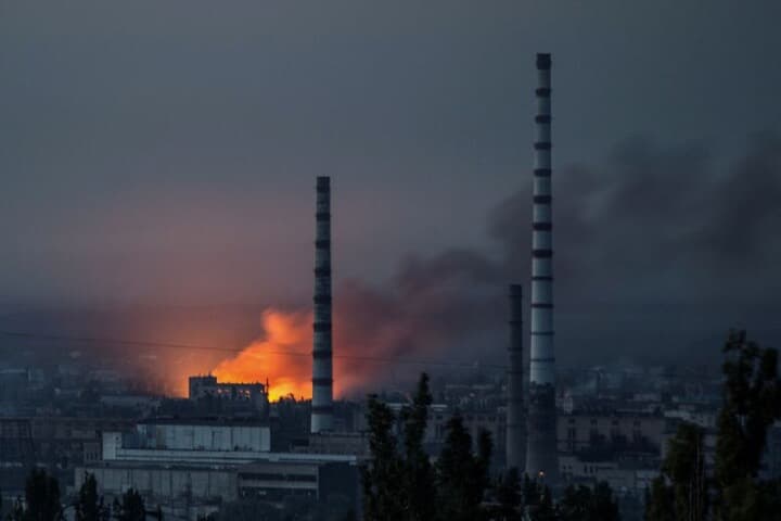 ロシア軍の攻撃で炎上するウクライナのアゾフ化学工場