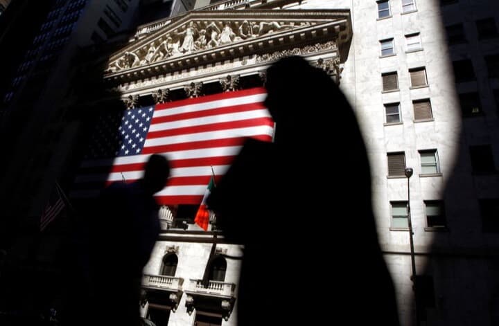 ニューヨーク証券取引所の前を通り過ぎる人の影