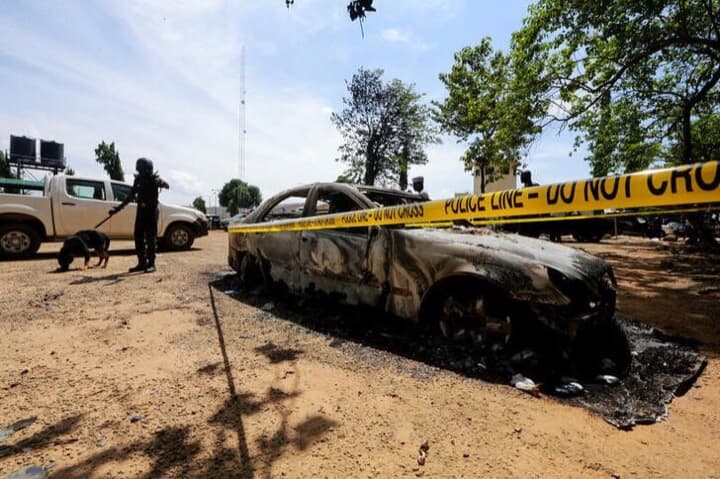 襲撃されたアブジャの刑務所前で放火された自動車