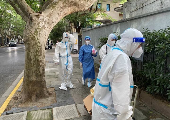 感染防護服を着た上海市衛生当局のスタッフ