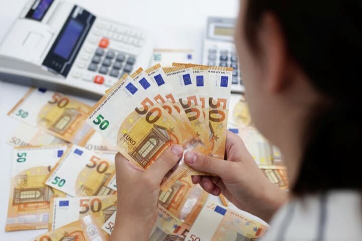 50ユーロ紙幣を数える女性