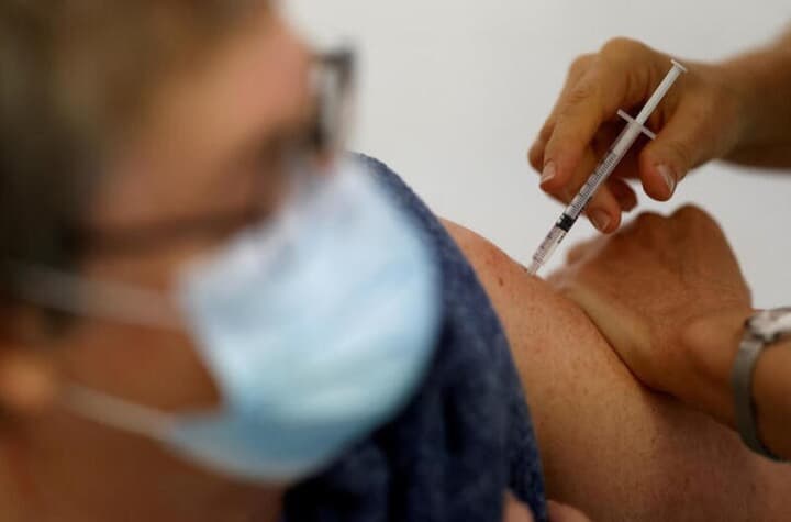 新型コロナウイルスのワクチン接種をうける女性