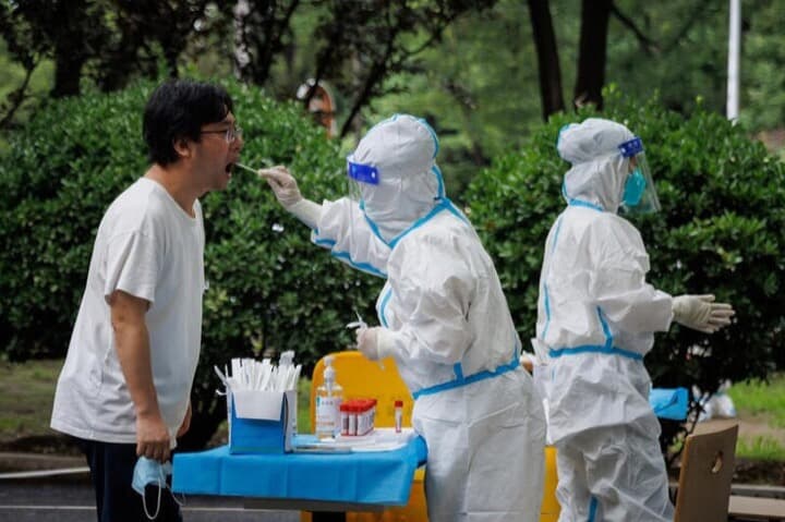北京で新型コロナウイルス検査を受ける人
