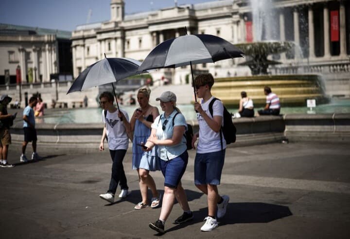 ロンドンで日傘をさす人々