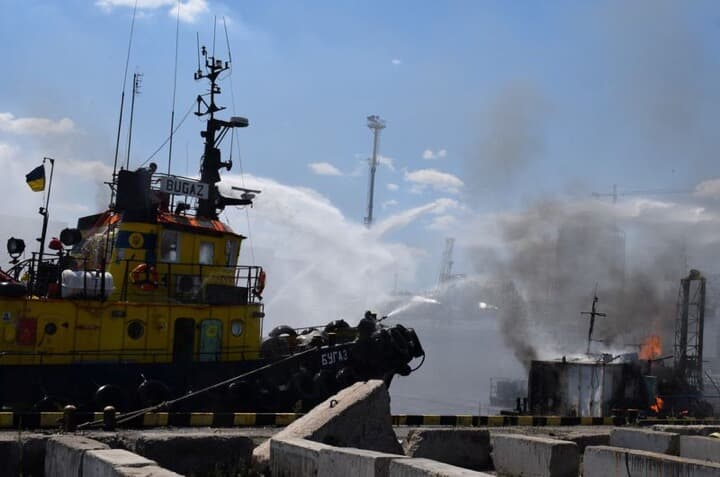 ロシアのミサイル攻撃による火災を消火するウクライナ軍