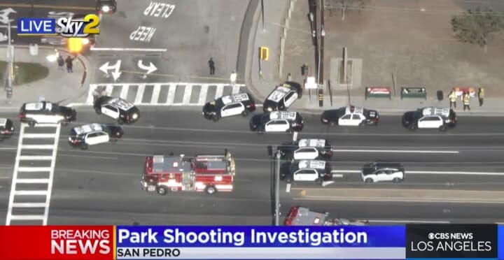 銃撃事件の起きたペック公園に集まったパトカー