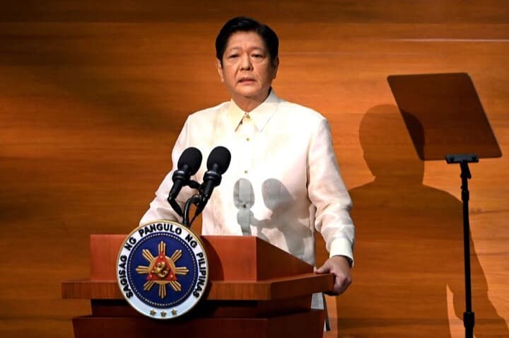 施政方針演説を行うフィリピンのマルコス大統領