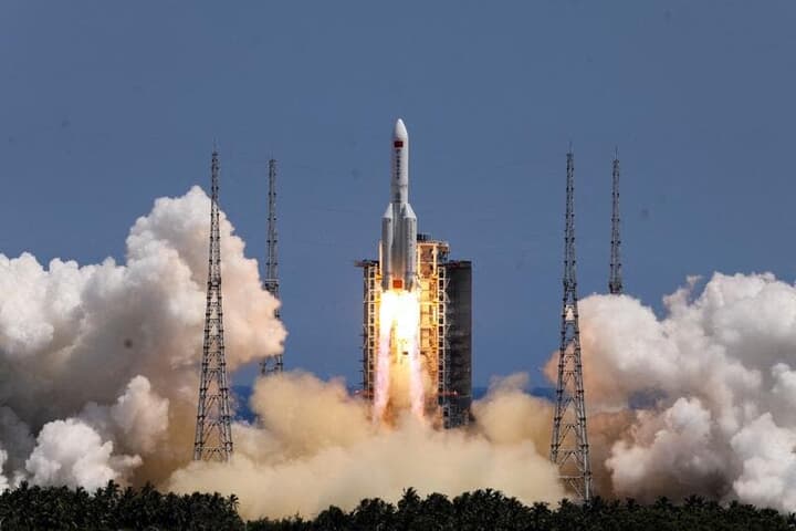 中国が24日に打ち上げた大型ロケット「長征5号B」