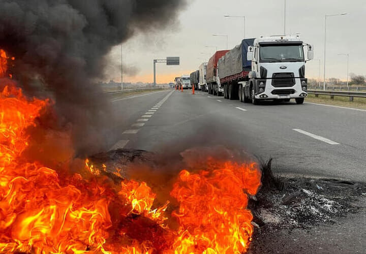 ハイウェーで火を燃やしデモをするトラック