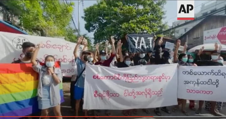 フラッシュ・モブ形式のデモを行うミャンマー民主派の人々