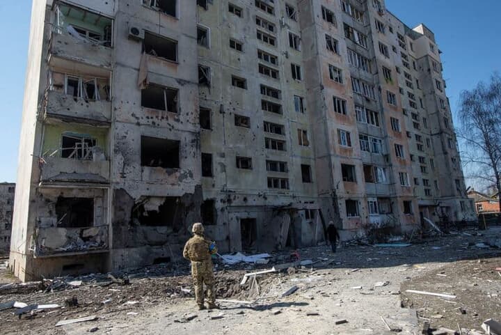 ウクライナ・スムイ地方の破壊された集合住宅