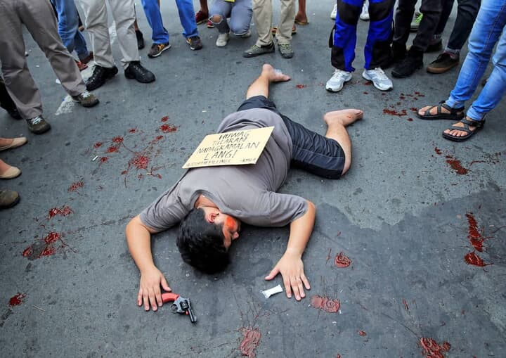 ドゥテルテ大統領在任当時、マニラの大統領宮殿前でダイインを行い超法規的殺人に抗議する市民