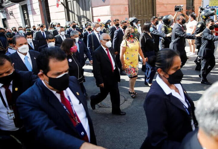 南米ペルーのトレス首相（写真中央）