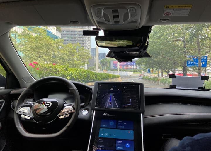 中国深圳の自動運転「ロボタクシー」の運転席