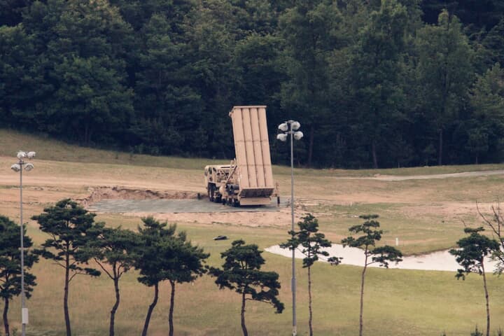 韓国・慶尚北道星州郡に配備された米軍の地上配備型ミサイル迎撃システム（THAAD）