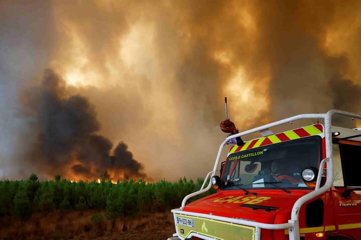 仏ジロンド県の山火事と消防の車両
