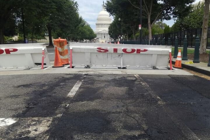 米連邦議会議事堂前の道路のバリケード