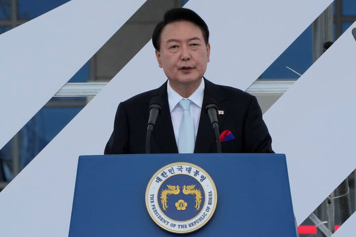 ソウルの大統領室庁舎前で行われた光復節記念式典で演説する尹錫悦大統領