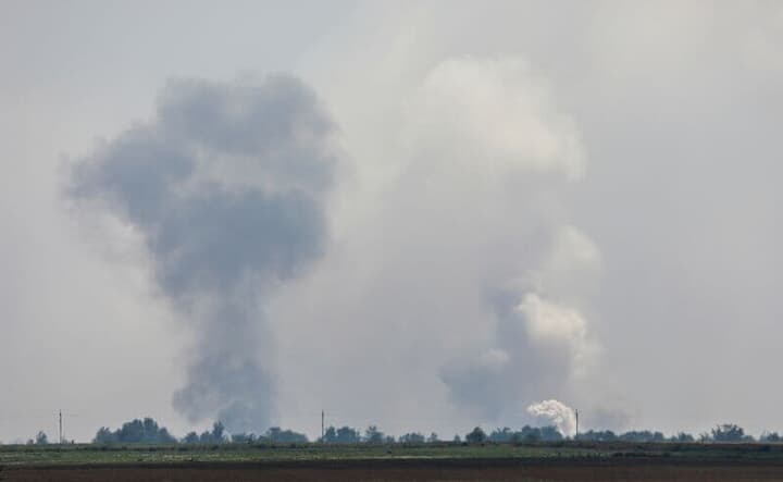 クリミア北部ジャンコイでの爆発によるとみられる煙
