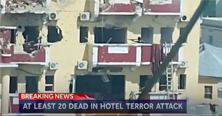 ホテルで銃を撃つ武装勢力アル・シャバブのメンバー