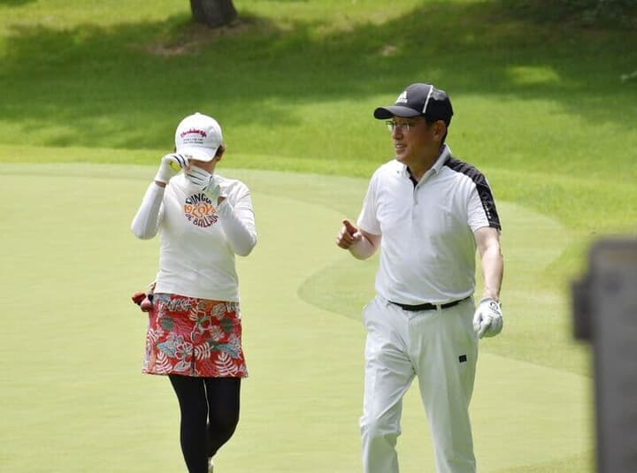 親族らとゴルフを楽しむ岸田首相（右）