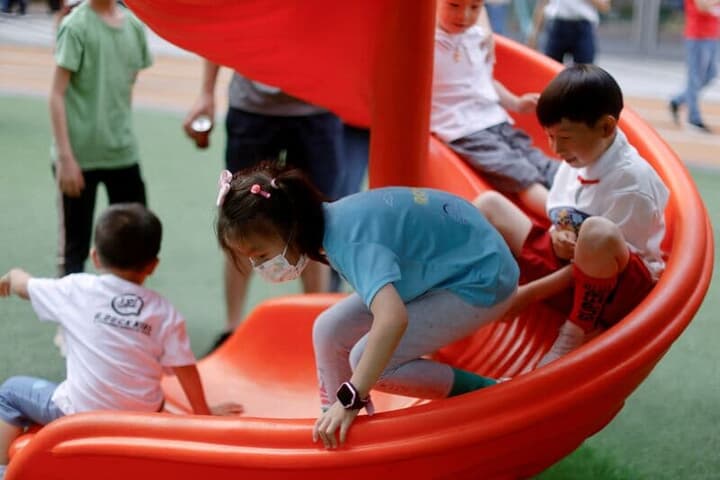 滑り台で遊ぶ中国の子どもたち