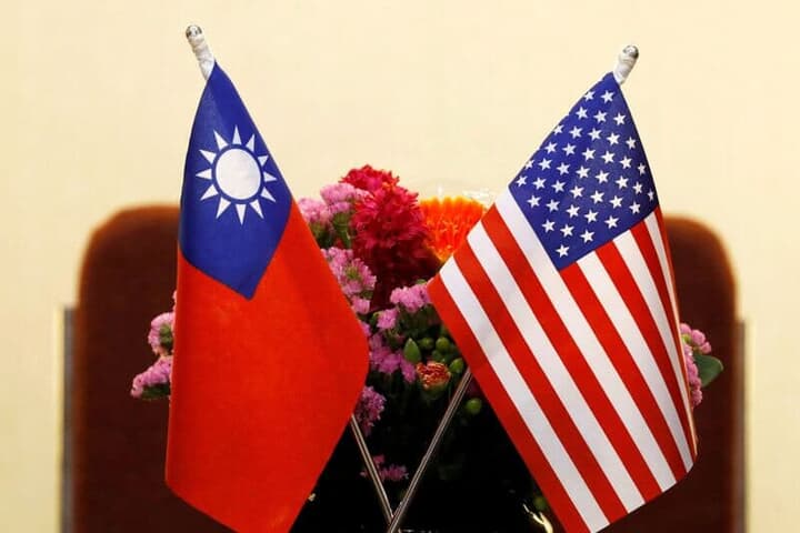 台湾の青天白日満地紅旗と米国の星条旗