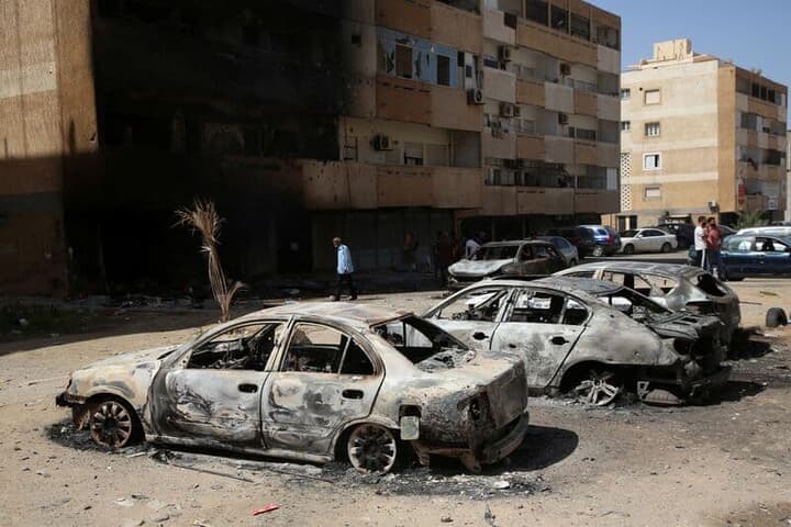 リビアの首都トリポリで戦闘で破壊された自動車
