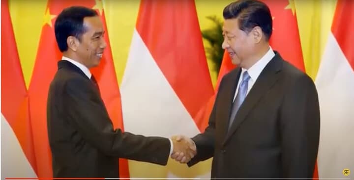 中国の習近平国家主席と握手するインドネシアのジョコ・ウィドド大統領