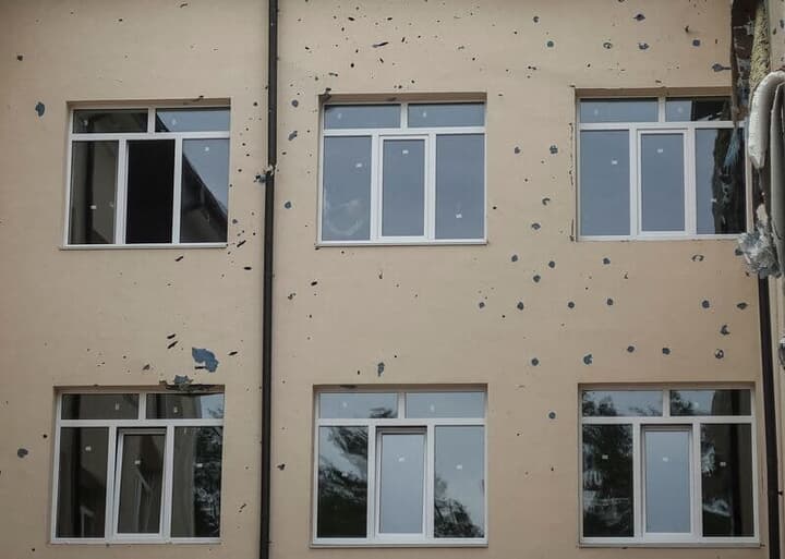 ウクライナ・キーウ近郊イルピンで、ロシア軍による攻撃を受けた学校の壁