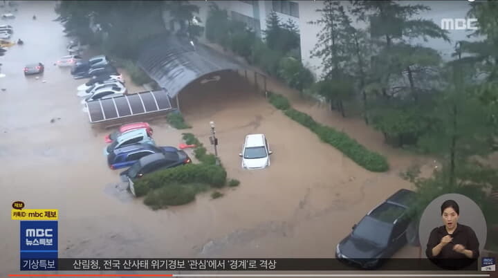 台風11号による河川氾濫で水浸しのマンション