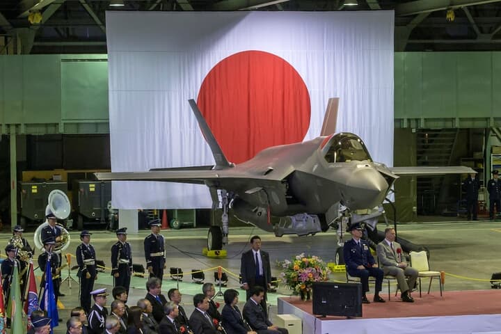 日本国旗とF-35A